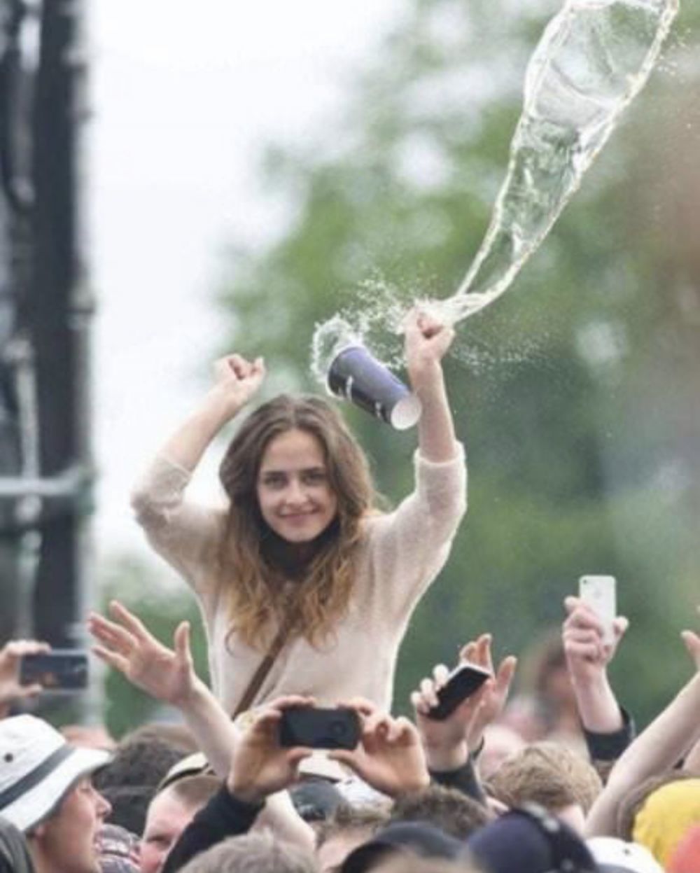 11 Potret kocak minuman tumpah ini nyesek pol, disengaja atau nggak ya?