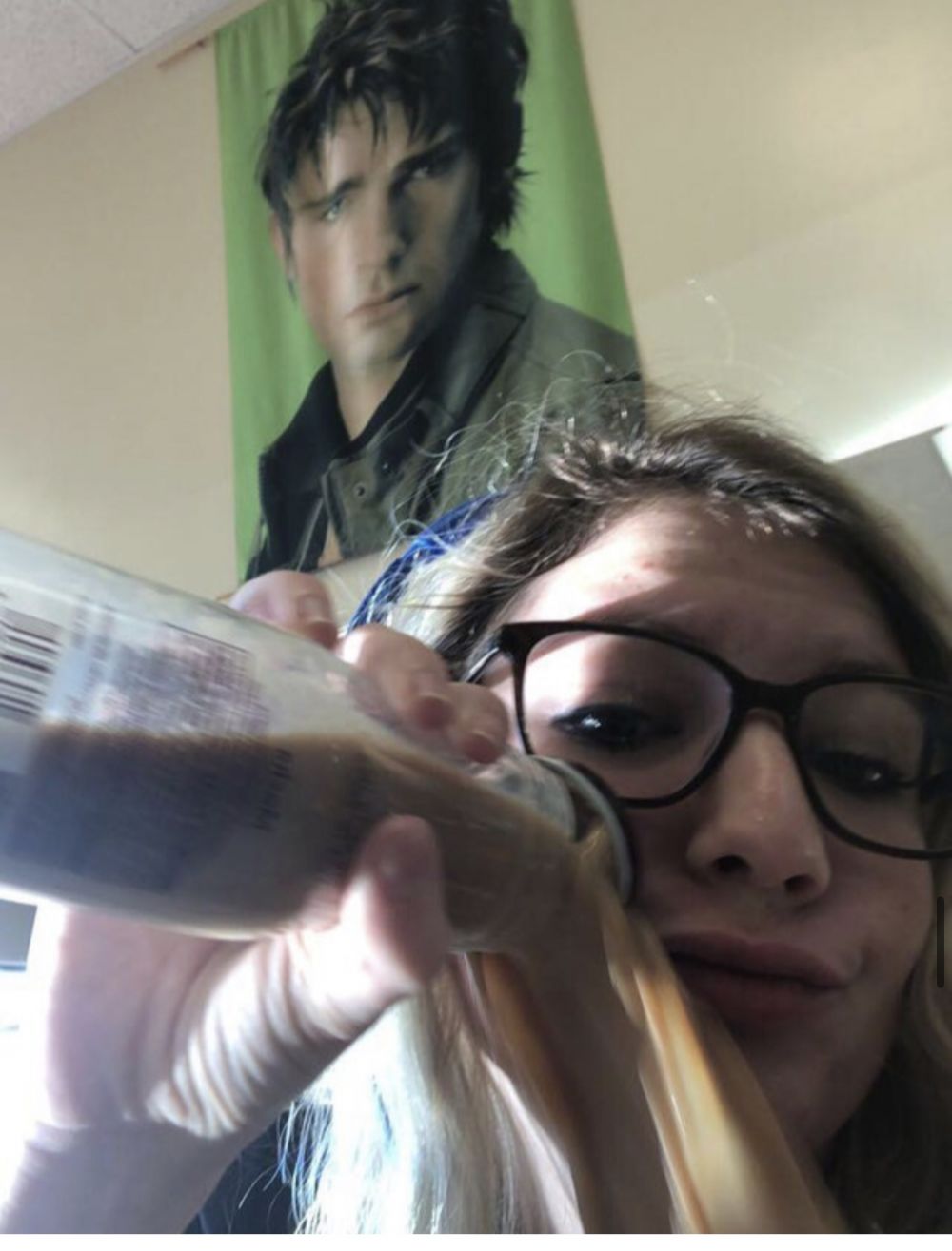 11 Potret kocak minuman tumpah ini nyesek pol, disengaja atau nggak ya?