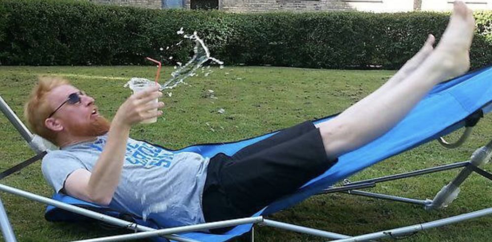 11 Potret kocak minuman tumpah ini nyesek pol, disengaja atau nggak ya?