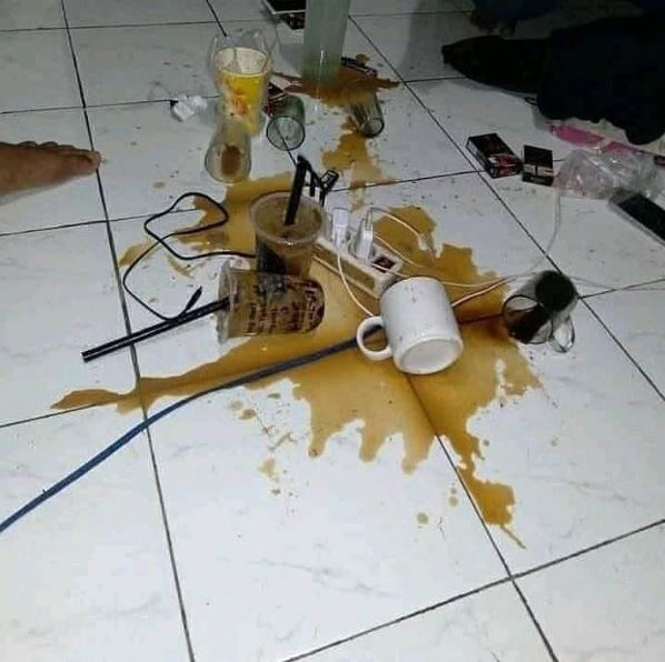 11 Potret kocak minuman tumpah ini nyesek pol, disengaja atau nggak ya?