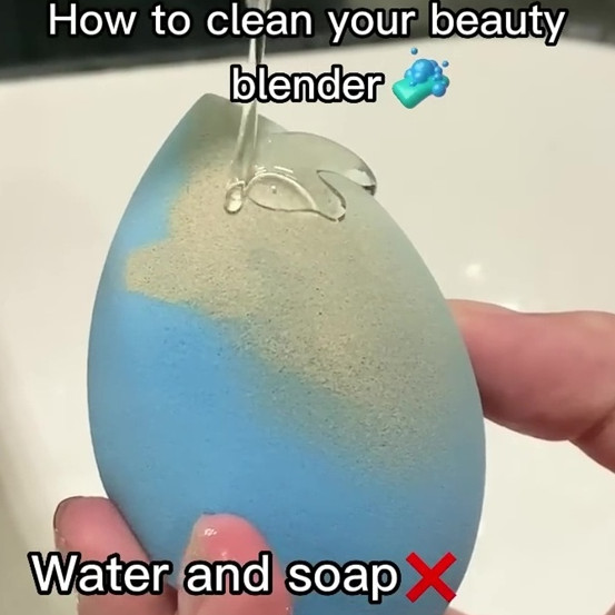 Disikat bisa bikin rusak, ternyata begini cara bersihkan spons makeup cuma direndam pakai 2 bahan ini