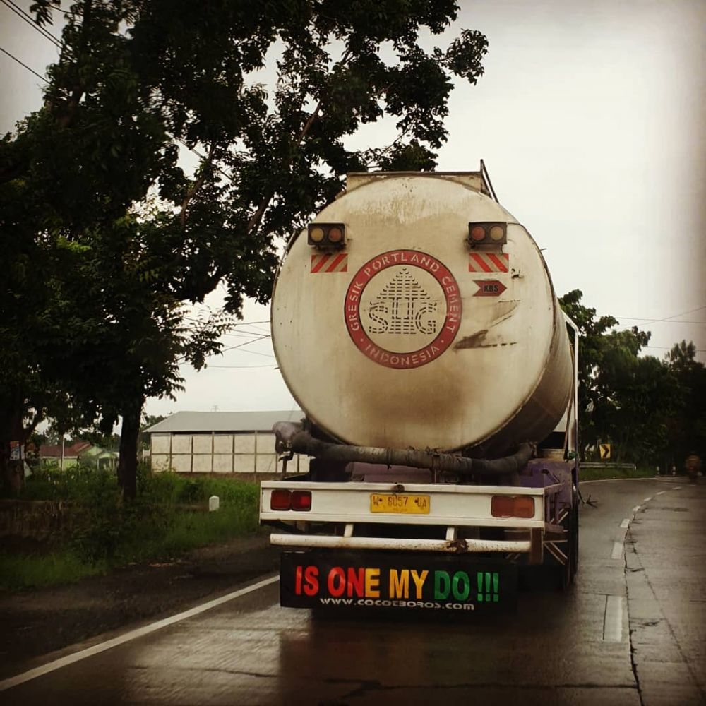 11 Singkatan lucu tulisan di belakang mobil ini bikin pengendara lain ketawa tipis