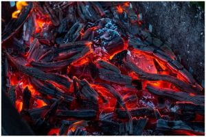 Trik menyalakan api arang tanpa korek, sekarang cuma pakai 5 cara ini