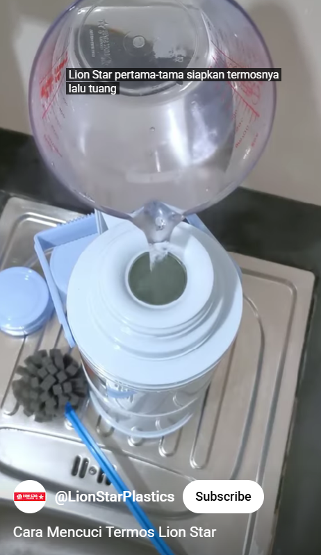 Trik membersihkan bagian dalam termos sekarang super mudah, noda dan bau langsung enyah seketika