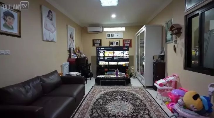 Bocah berseragam TK ini pengen jadi PNS malah jadi biduan top, 11 potret rumahnya megah di gang sempit