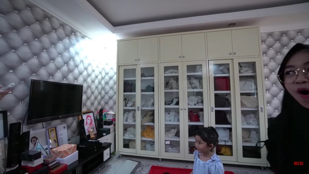 Bocah berseragam TK ini pengen jadi PNS malah jadi biduan top, 11 potret rumahnya megah di gang sempit