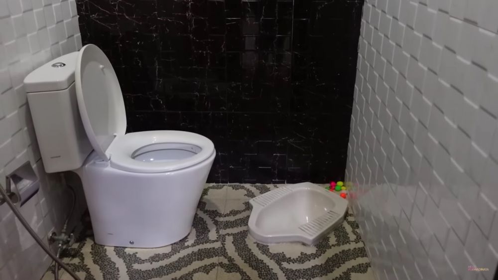 Bocah berseragam TK ini pengen jadi PNS malah jadi biduan top, 11 potret rumahnya megah di gang sempit