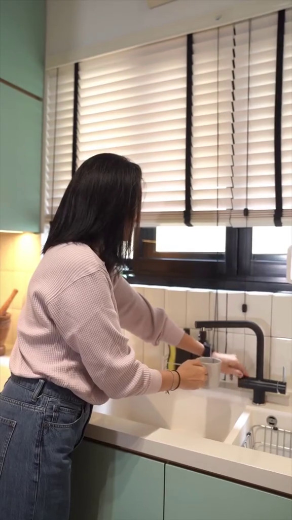 9 Potret dapur baru Marcell Siahaan desainnya mewah, ada sudut khusus untuk menyimpan buku