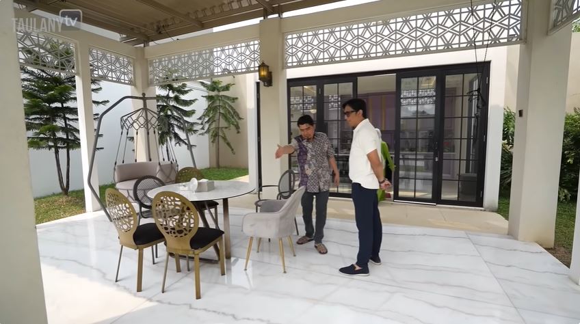 Terletak di bangunan khusus, 9 potret dapur baru Ustaz Solmed ini fasilitas mewahnya bikin mupeng