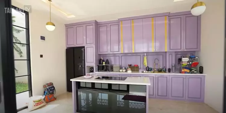 Terletak di bangunan khusus, 9 potret dapur baru Ustaz Solmed ini fasilitas mewahnya bikin mupeng