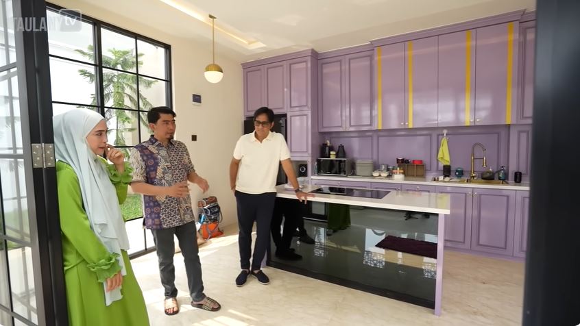 Terletak di bangunan khusus, 9 potret dapur baru Ustaz Solmed ini fasilitas mewahnya bikin mupeng