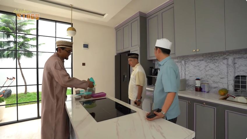 Terletak di bangunan khusus, 9 potret dapur baru Ustaz Solmed ini fasilitas mewahnya bikin mupeng