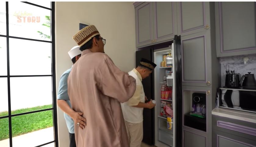 Terletak di bangunan khusus, 9 potret dapur baru Ustaz Solmed ini fasilitas mewahnya bikin mupeng