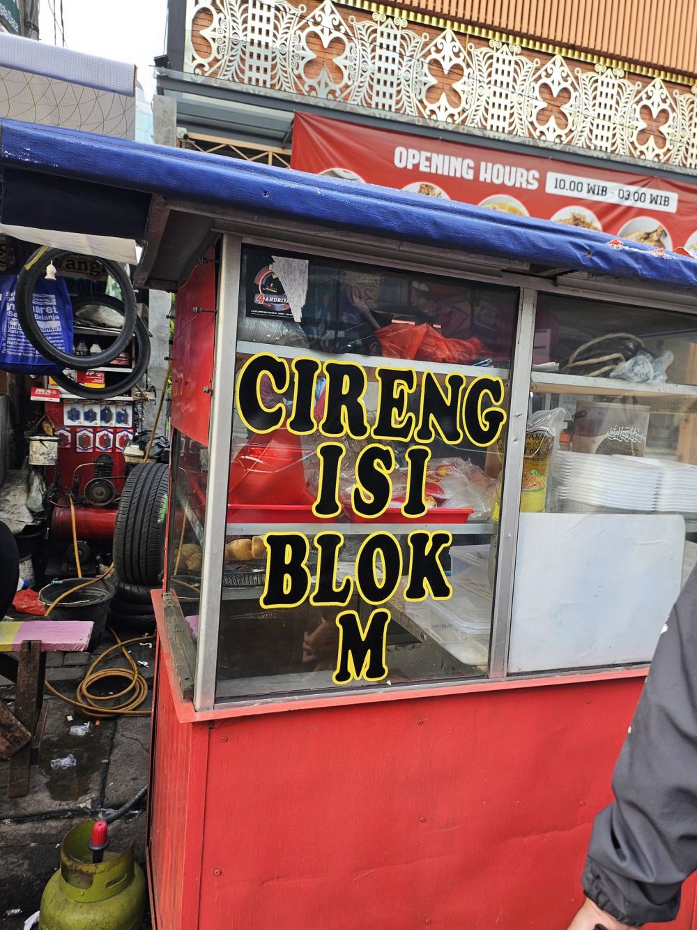 11 Tulisan kocak di spanduk dagang makanan ini dijamin bikin pembeli tertarik, kreatifnya pol