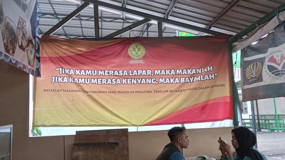 11 Tulisan kocak di spanduk dagang makanan ini dijamin bikin pembeli tertarik, kreatifnya pol