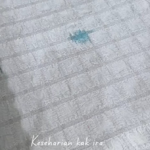 Noda spidol di sarung sofa sekarang bisa hilang tanpa bekas, trik jitunya cuma tambah 1 bahan dapur