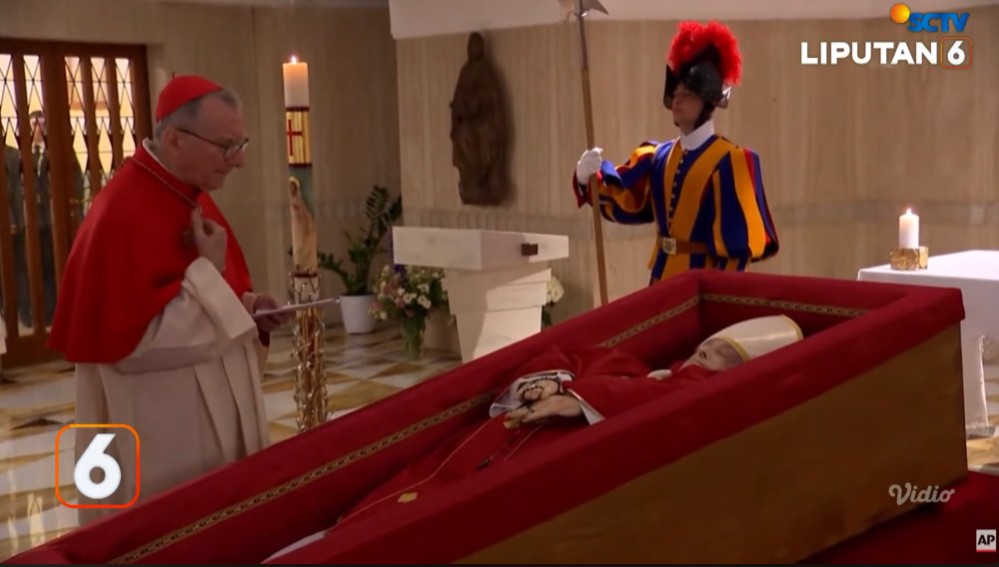 Minta dimakamkan pakai kayu sederhana, ini potret foto jenazah Paus Fransiskus yang dirilis Vatikan