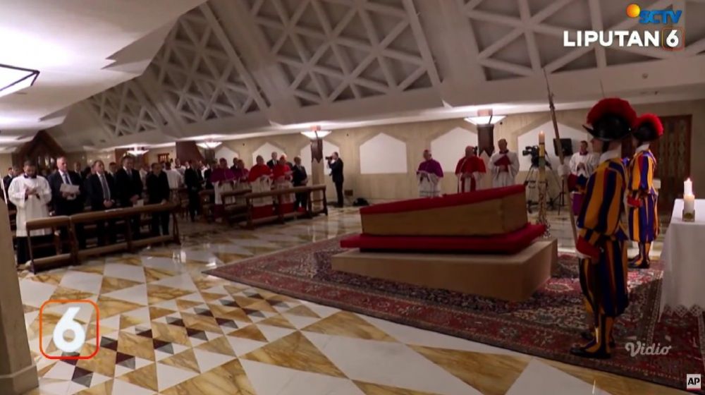 Minta dimakamkan pakai kayu sederhana, ini potret foto jenazah Paus Fransiskus yang dirilis Vatikan