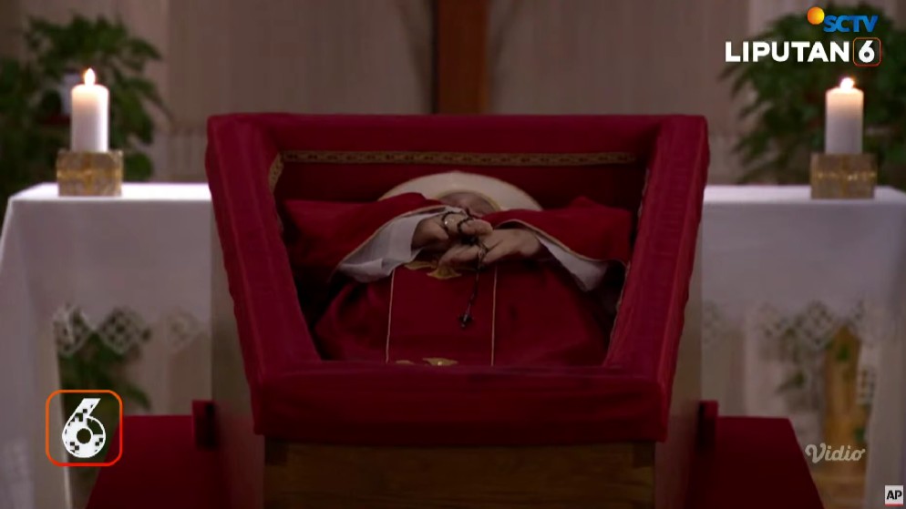 Minta dimakamkan pakai kayu sederhana, ini potret foto jenazah Paus Fransiskus yang dirilis Vatikan