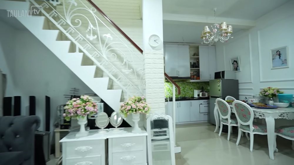 Dulu dibayar Rp 70 ribu kini punya rumah mewah, 9 potret dapur penyanyi ini letaknya bikin salfok