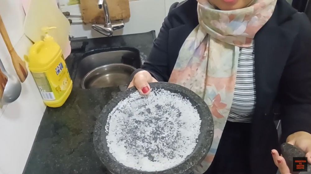 Jangan dicuci sabun, ini trik memakai cobek batu baru agar tidak berpasir dan aman digunakan