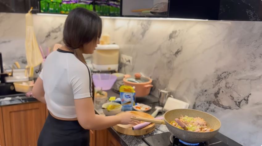 Rumah barunya jarang tersorot, 9 potret dapur baru Happy Asmara dan Gilga Sahid mewah berlapis granit