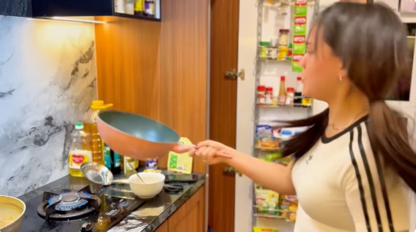 Rumah barunya jarang tersorot, 9 potret dapur baru Happy Asmara dan Gilga Sahid mewah berlapis granit