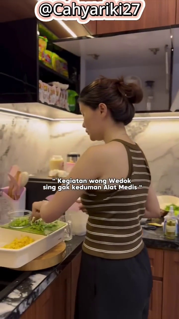 Rumah barunya jarang tersorot, 9 potret dapur baru Happy Asmara dan Gilga Sahid mewah berlapis granit