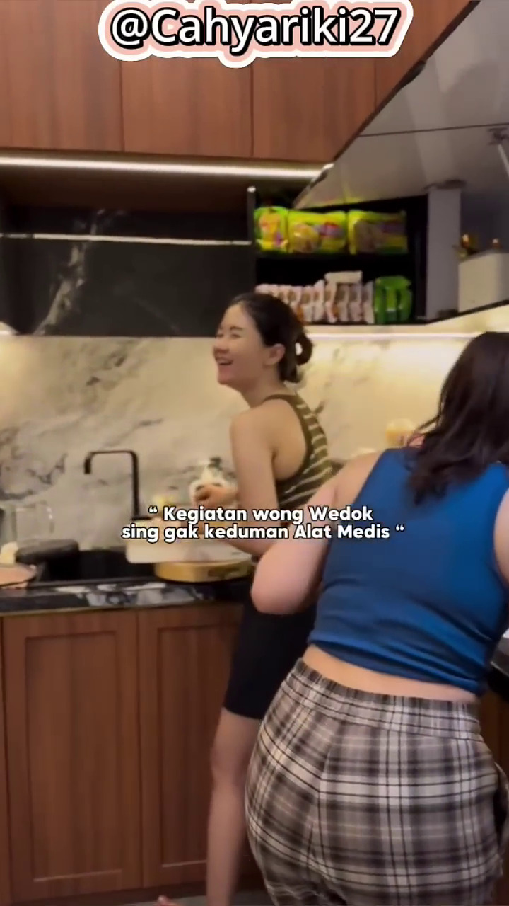 Rumah barunya jarang tersorot, 9 potret dapur baru Happy Asmara dan Gilga Sahid mewah berlapis granit