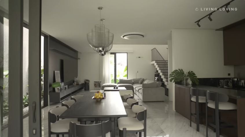 Rumahnya punya 3 lantai, intip 7 potret dapur baru Omar Daniel desainnya simpel tapi elegan