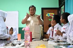 Prabowo sentil profesor yang nyinyir program Makan Bergizi Gratis