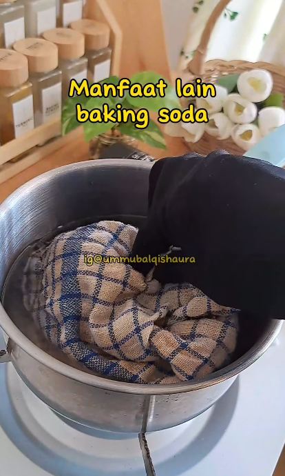 Nggak pakai sabun, begini trik sederhanan mencuci lap dapur kumal dan berminyak gunakan 1 bahan dapur