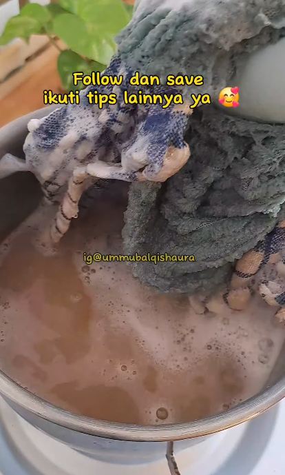 Nggak pakai sabun, begini trik sederhanan mencuci lap dapur kumal dan berminyak gunakan 1 bahan dapur