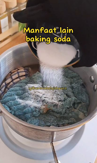 Nggak pakai sabun, begini trik sederhanan mencuci lap dapur kumal dan berminyak gunakan 1 bahan dapur