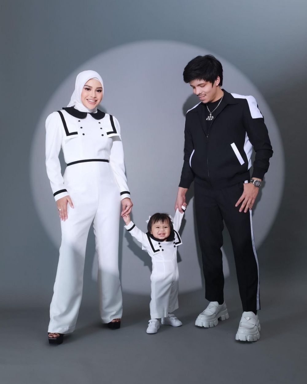 Tak diduga, bocah plontos ini kini jadi YouTuber sukses punya 2 anak, 11 transformasinya manglingi