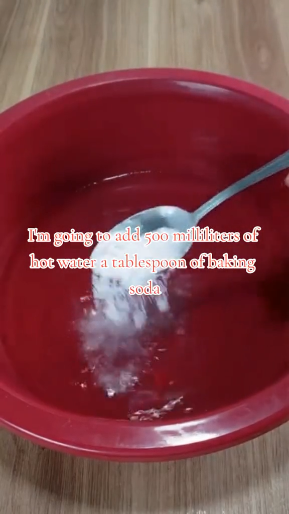 Cuma modal rendam, trik ibu-ibu bersihkan kaus kaki dekil pakai 3 bahan dapur ini ampuh bikin bersih