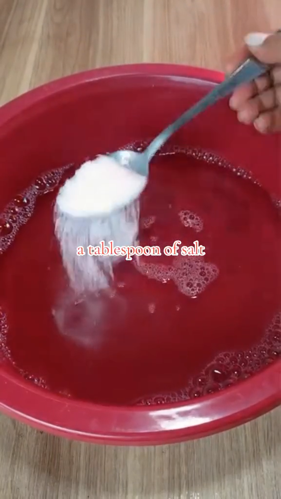 Cuma modal rendam, trik ibu-ibu bersihkan kaus kaki dekil pakai 3 bahan dapur ini ampuh bikin bersih