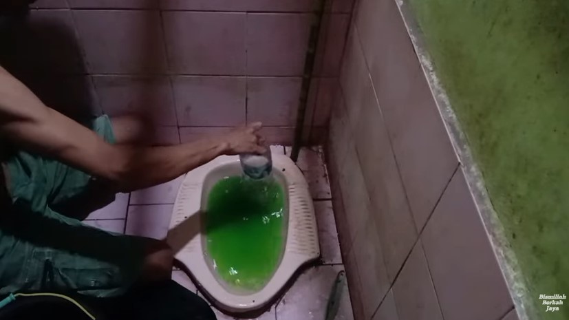 Trik atasi WC mampet sekarang tak perlu repot panggil tukang sedot, cuma modal 1 barang bekas