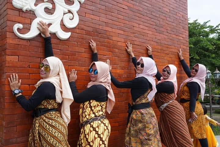 15 Potret kocak emak-emak pakai outfit nyentrik abis, kepercayaan dirinya patut diacungi jempol