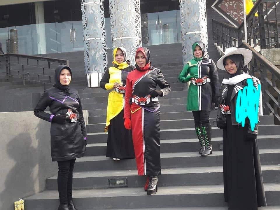 15 Potret kocak emak-emak pakai outfit nyentrik abis, kepercayaan dirinya patut diacungi jempol