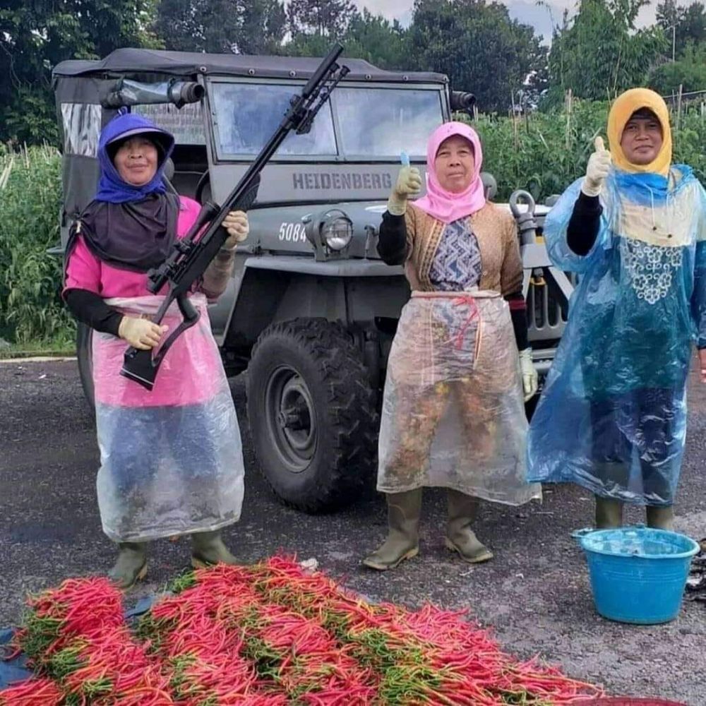 15 Potret kocak emak-emak pakai outfit nyentrik abis, kepercayaan dirinya patut diacungi jempol