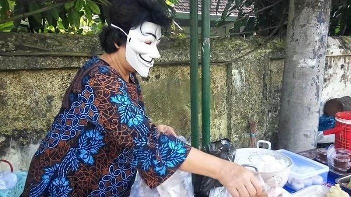 15 Potret kocak emak-emak pakai outfit nyentrik abis, kepercayaan dirinya patut diacungi jempol