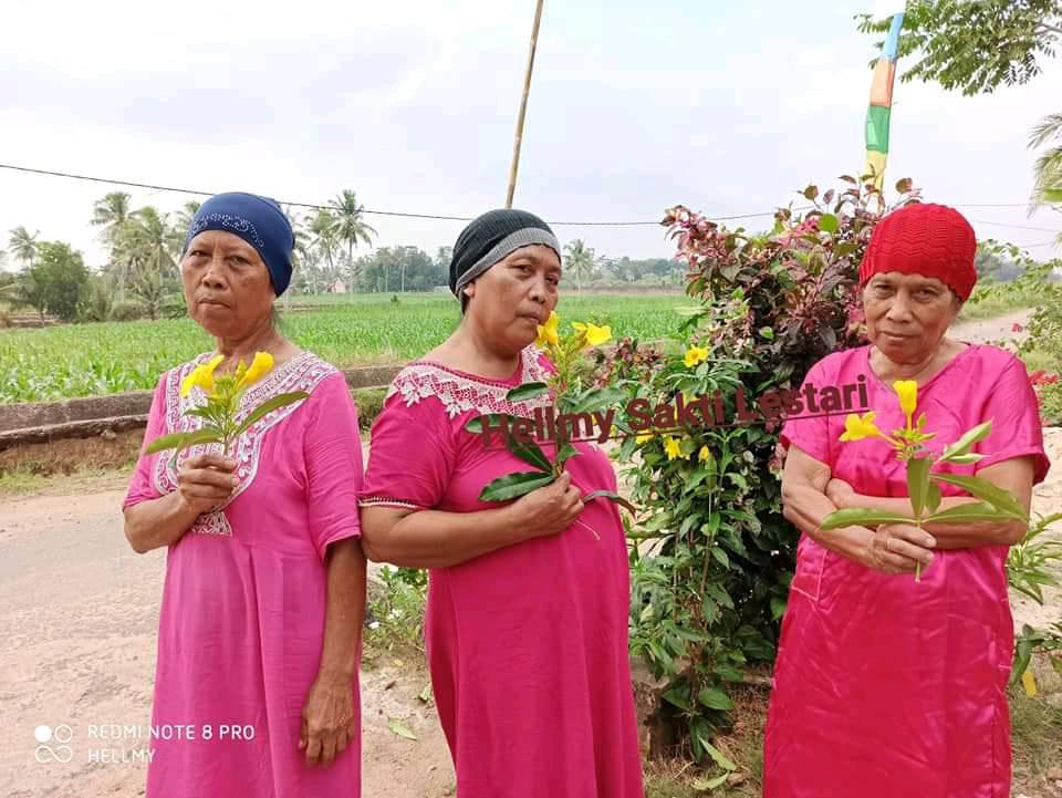 15 Potret kocak emak-emak pakai outfit nyentrik abis, kepercayaan dirinya patut diacungi jempol