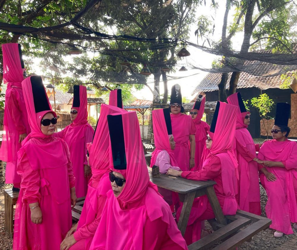 15 Potret kocak emak-emak pakai outfit nyentrik abis, kepercayaan dirinya patut diacungi jempol