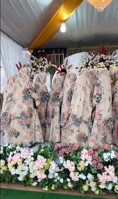 15 Potret kocak emak-emak pakai outfit nyentrik abis, kepercayaan dirinya patut diacungi jempol