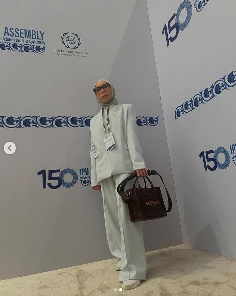 Bahagia bisa oplas pakai duit sendiri, 9 potret terbaru Melly Goeslaw usai facelift ini jadi manglingi