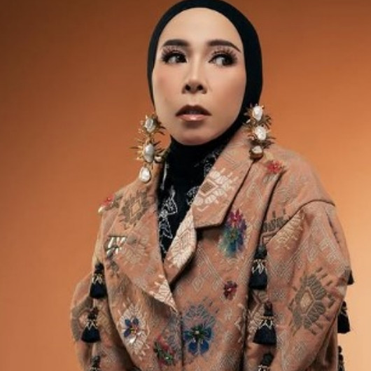 Bahagia bisa oplas pakai duit sendiri, 9 potret terbaru Melly Goeslaw usai facelift ini jadi manglingi
