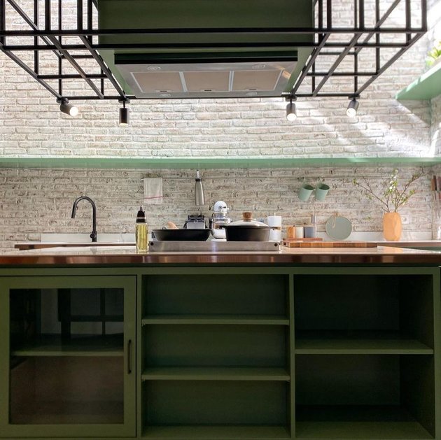 Jadi spot favorit, Chef Arnold renovasi area masak, ini 11 potret dapurnya kini jadi bak supermarket