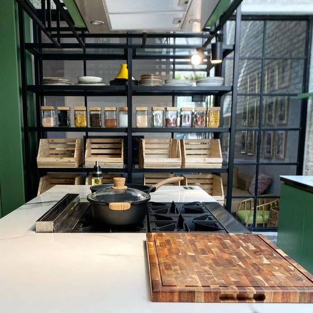 Jadi spot favorit, Chef Arnold renovasi area masak, ini 11 potret dapurnya kini jadi bak supermarket