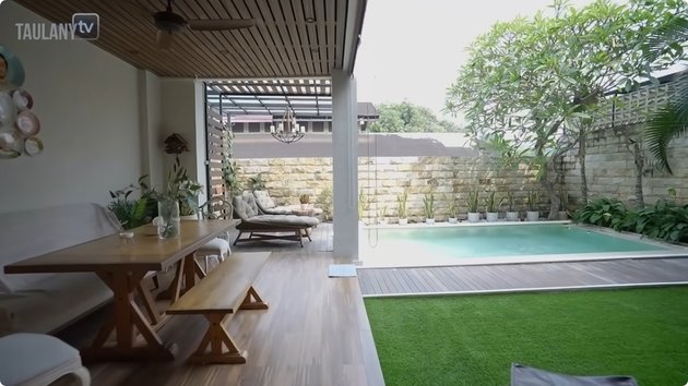 Pindah dari Andara Syahnaz huni rumah baru Rp 6 M, 9 potretnya, kolam renang didesain ala vila di Bali